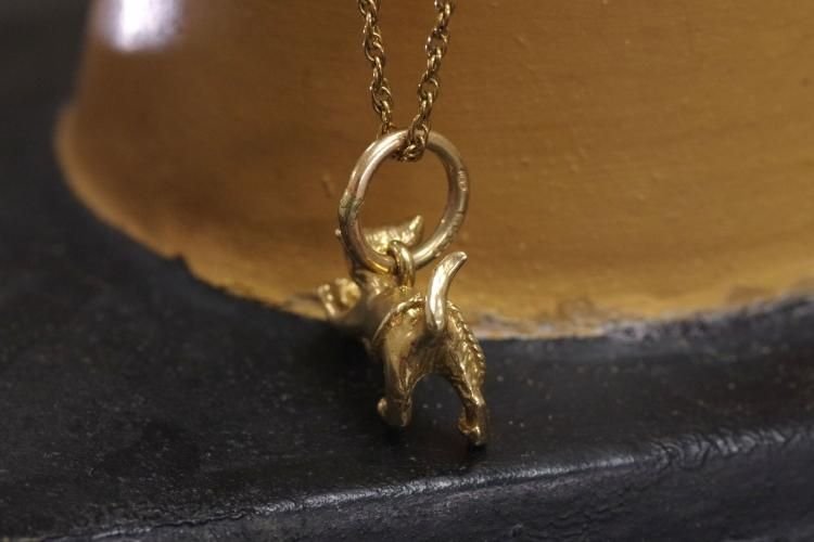 0323イギリスビンテージK9ゴールド毛糸で遊ぶ猫チャーム